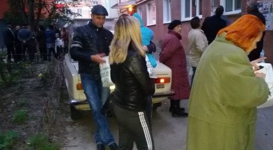 news_17.10_Rivne_2_U Rivnomu kandydata v deputaty rozdavali vybortsyam tsukerky