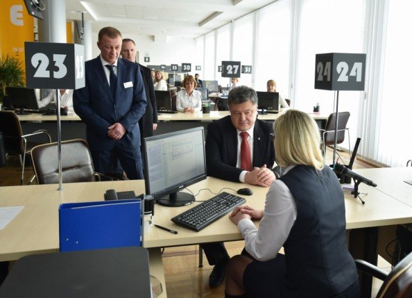Президент України Петро Порошенко відкрив Центр надання адміністративних послуг під час робочої поїздки до Рівненської області (фото) - фото 3