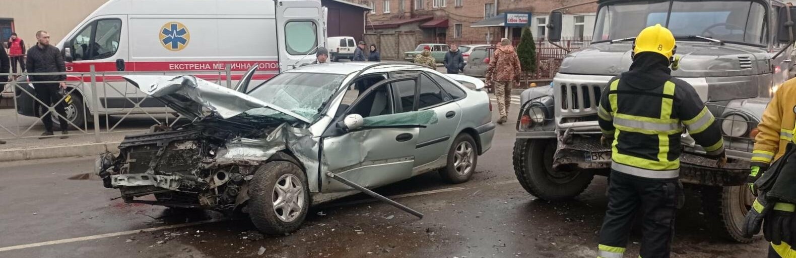 В ДТП на Рівненщині водія затисло в його ж автівці 