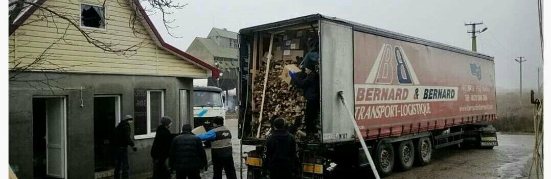 Сім фур та чотири вантажівки повезли допомогу з Рівненщини в Херсонську область