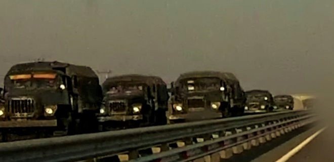 З Криму до материкової України їде велика колона російської військової техніки