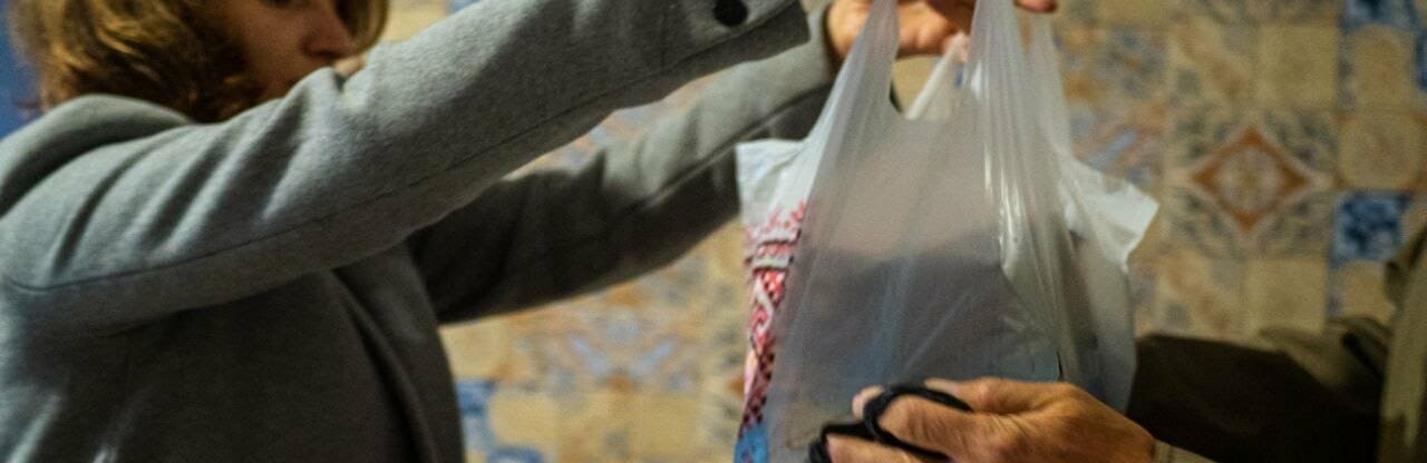 Для кого у Рівному роздають продуктові набори? 