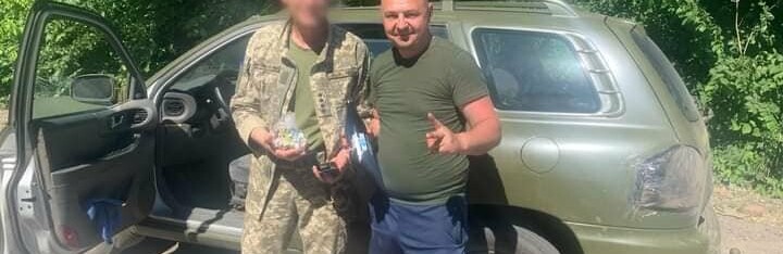 Волонтер з Рівненщини доправляє на передову автомобілі