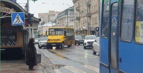 У Рівному біля театру не розминулися маршрутка й легковик 