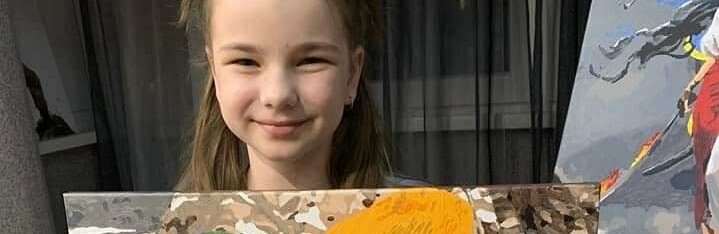 Дев’ятирічна патріотка з Рівненщини продає власні картини, щоб назбирати на дрон для українських військових 