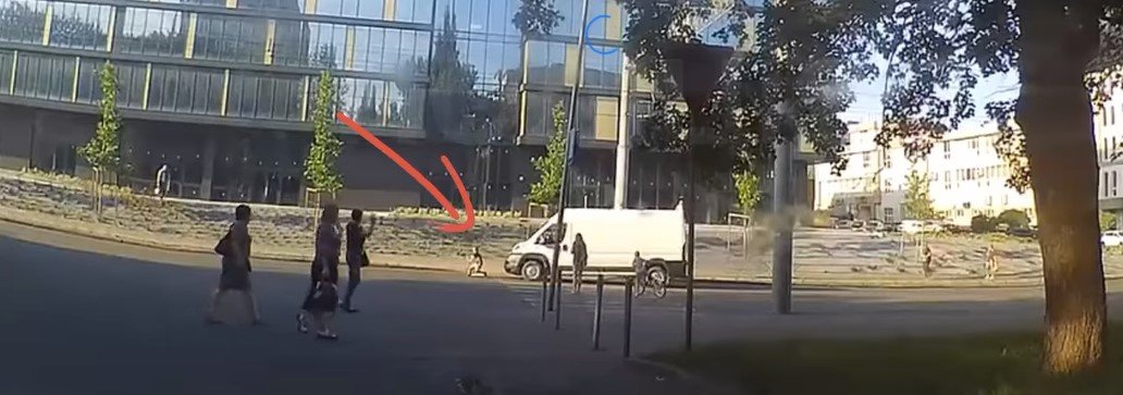 У Рівному малюк на самокаті ледве не потрапив під бус 