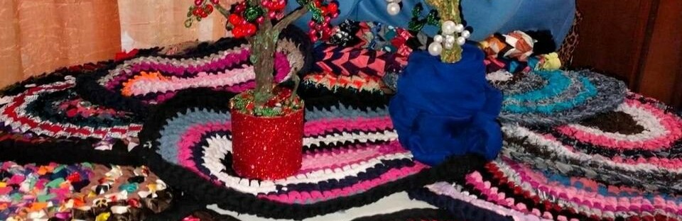На Рівненщині переселенка з Чорнобаївки плете дизайнерські килимки 