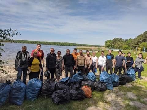На Рівненщині переселенці влаштували толоку і прибирали в парках, на пляжах, громадських місцях