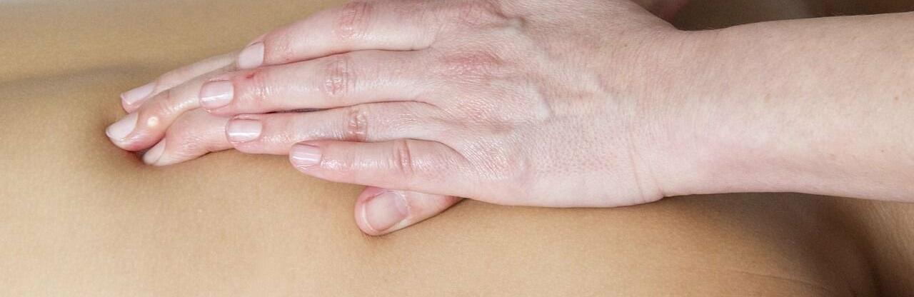 Така людина потрібна в кожному підрозділі: у Харкові студенти-реабілітологи роблять масаж бійцям
