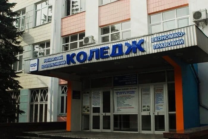 Студентка виїхала за кордон, а атестат директор не віддає