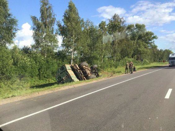 У Білорусі перекинулась вантажівка з військовими