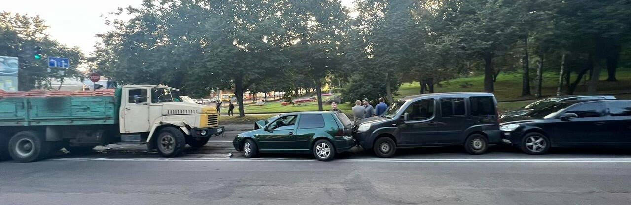 Більше п'яти авто одночасно втрапили в ДТП у Рівному