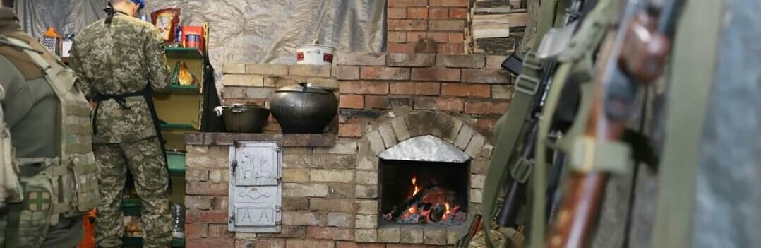 Українські воїни змайстрували на передовій піч