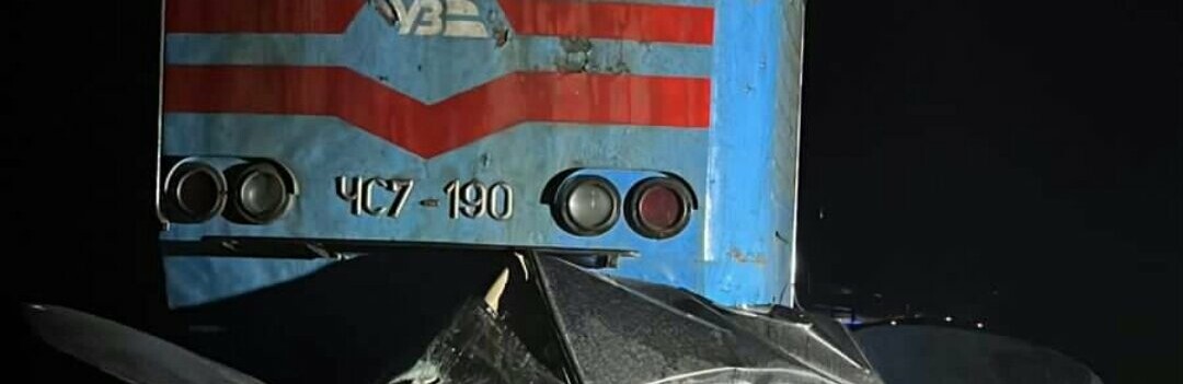 У Львівському районі електричка протаранила автомобіль