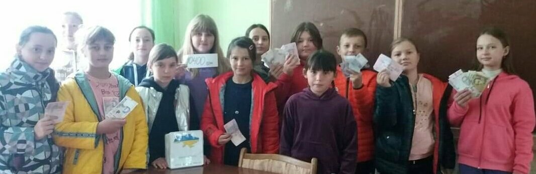 Освітяни громади на Рівненщині зібрали для ЗСУ 10 тисяч гривень