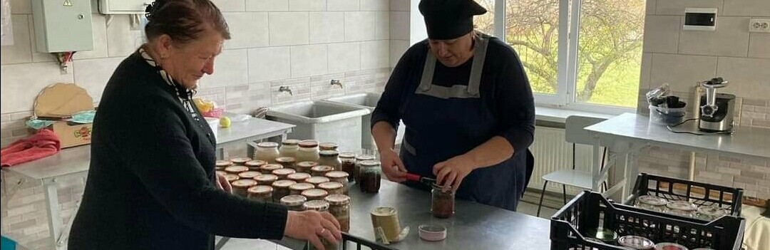 І тушкованки, і плащі-намети: Рівненщина волонтерить