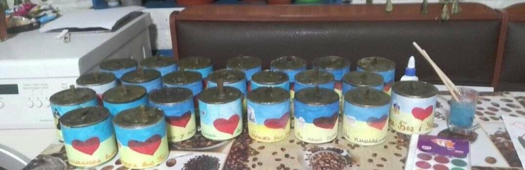 Господиня з Рівненщини вдома виготовляє окопні свічки та в'яже шкарпетки для армії
