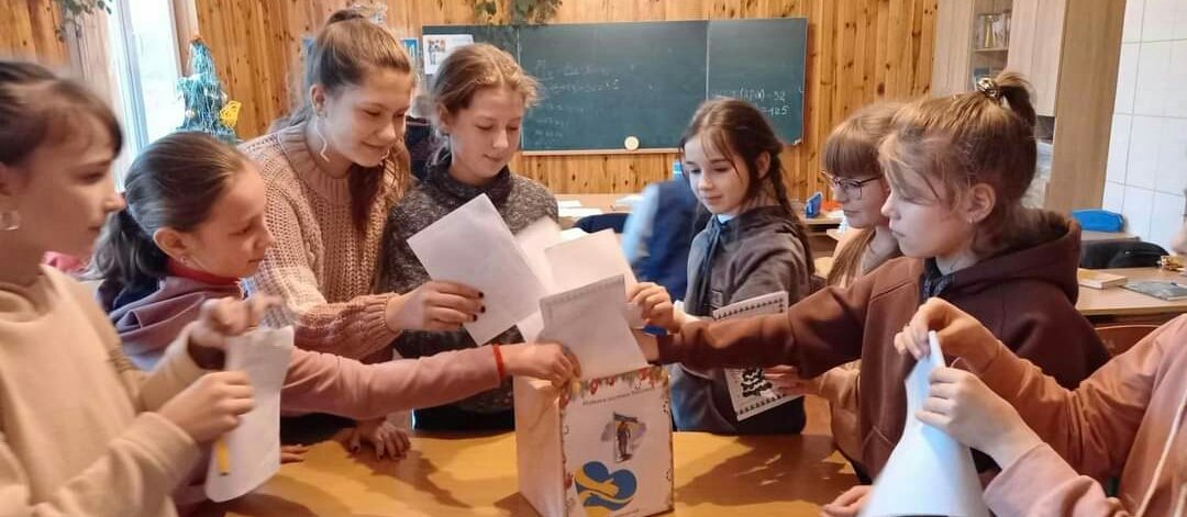 Школярі однієї з шкіл Рівненщини відправили військовим корисну посилку