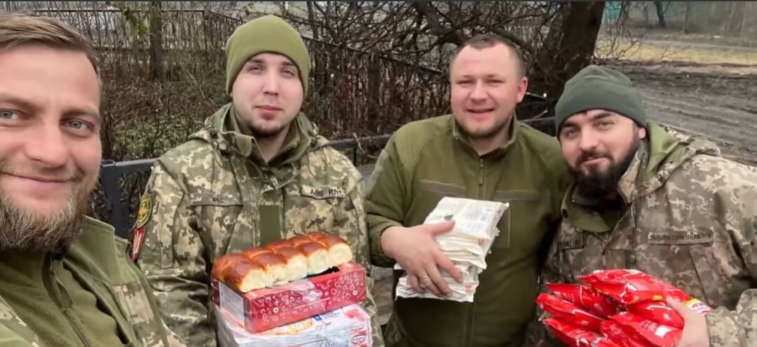 Гощанці відправили землякам на фронт дві автівки та багато провізії