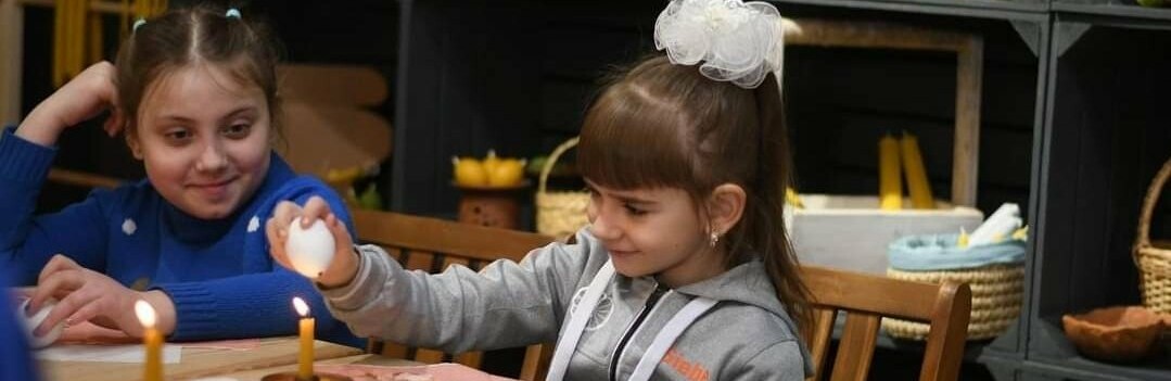 У Рівному діти з Донеччини власноруч виготовляли писанки