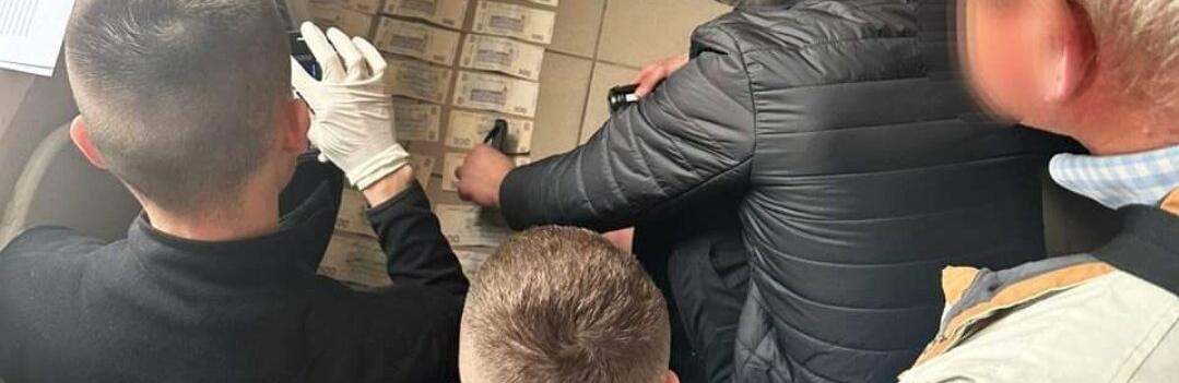 Поліція Рівного затримала посадовця-хабарника