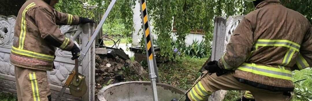 На Рівненщині рятувальники дістали з колодязя мертву жінку