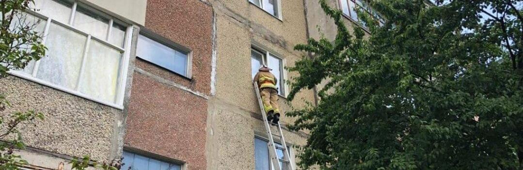 На Рівненщині малолітня дитини зачинилася у квартирі