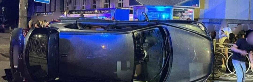 Стало відомо чому вночі у центрі Рівного перекинувся легковик 