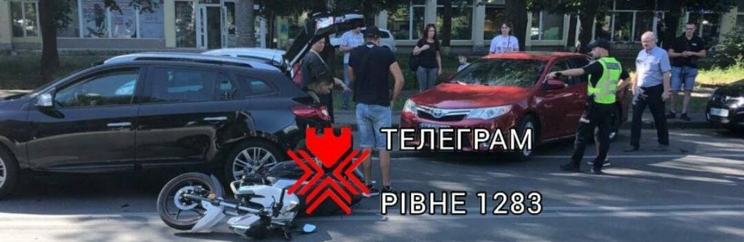 На Київській у Рівному зіткнулися авто і мотоцикл