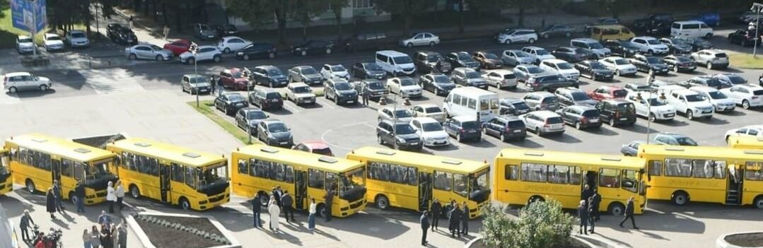 Одинадцять шкіл Рівненщини отримали по новенькому шкільному автобусі