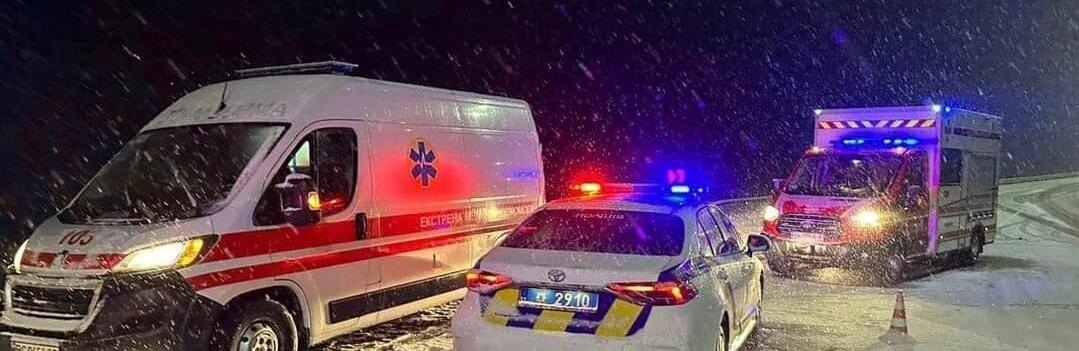 Внаслідок ДТП на Рівненщині водія та пасажира затисло в понівеченій автівці