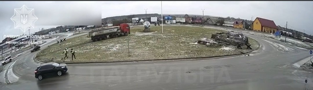 В Сарнах фура врізалася в бетонну інсталяцію