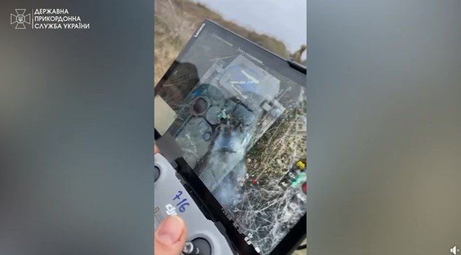 Українські прикордонники поцілили прямо в люк ворожої техніки 