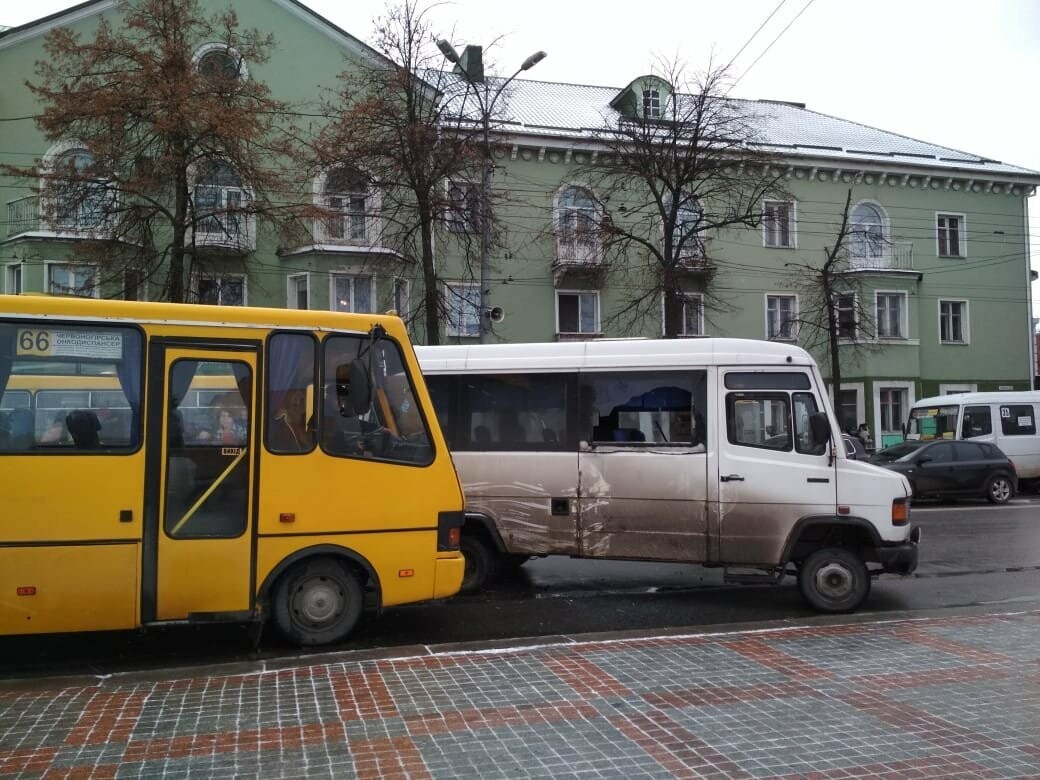 У центрі Рівного аварія за участі двох маршруток (ФОТО), фото-1 У центрі Рівного аварія за участі двох маршруток (ФОТО), фото-1