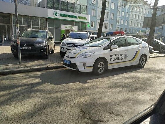 Рівненські патрульні паркуються на пішоходному переході (Ф..., фото-1 Рівненські патрульні паркуються на пішоходному переході (ФОТО), фото-1