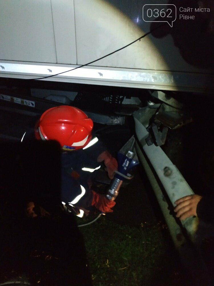З’явилися фото аварії за участі вантажівки на Рівненщині (Ф..., фото-1 З’явилися фото аварії за участі вантажівки на Рівненщині (ФОТО) , фото-1