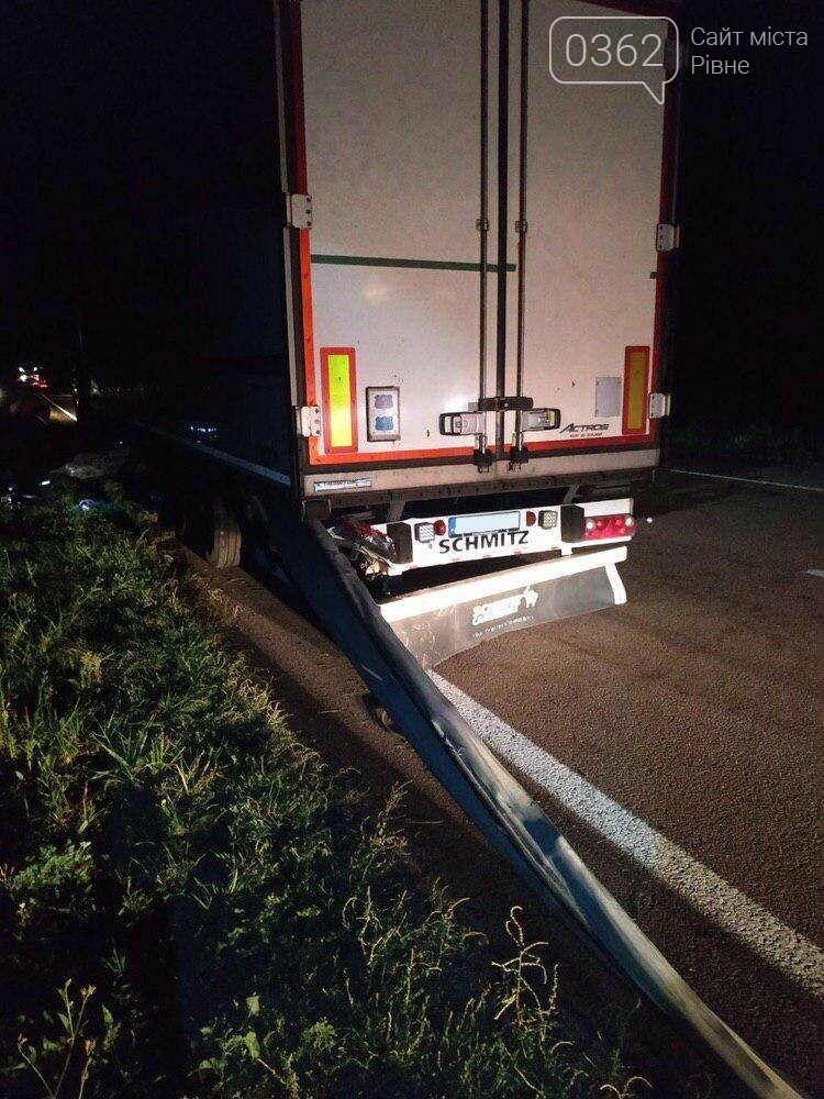 З’явилися фото аварії за участі вантажівки на Рівненщині (Ф..., фото-3 З’явилися фото аварії за участі вантажівки на Рівненщині (ФОТО) , фото-3