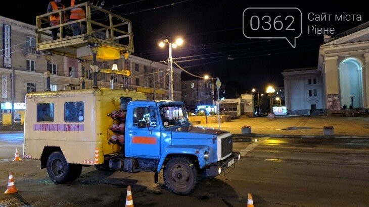 У Рівному щоночі ремонтують тролейбусні електролінії , фото-1 У Рівному щоночі ремонтують тролейбусні електролінії , фото-1