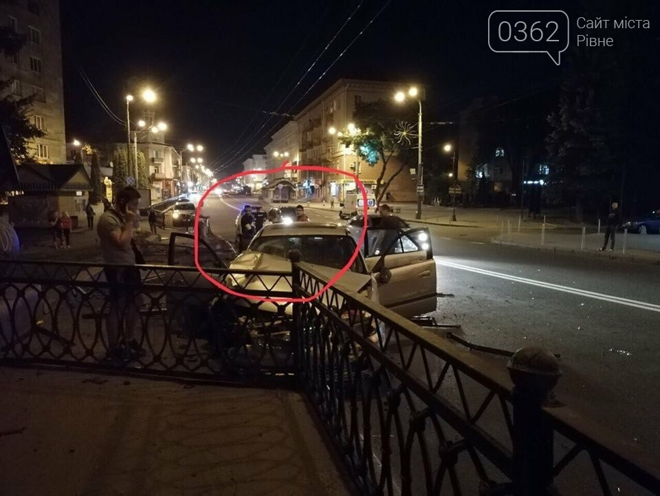 У Рівному легковик зніс паркан біля центрального мосту (ФОТО), фото-1 У Рівному легковик зніс паркан біля центрального мосту (ФОТО), фото-1