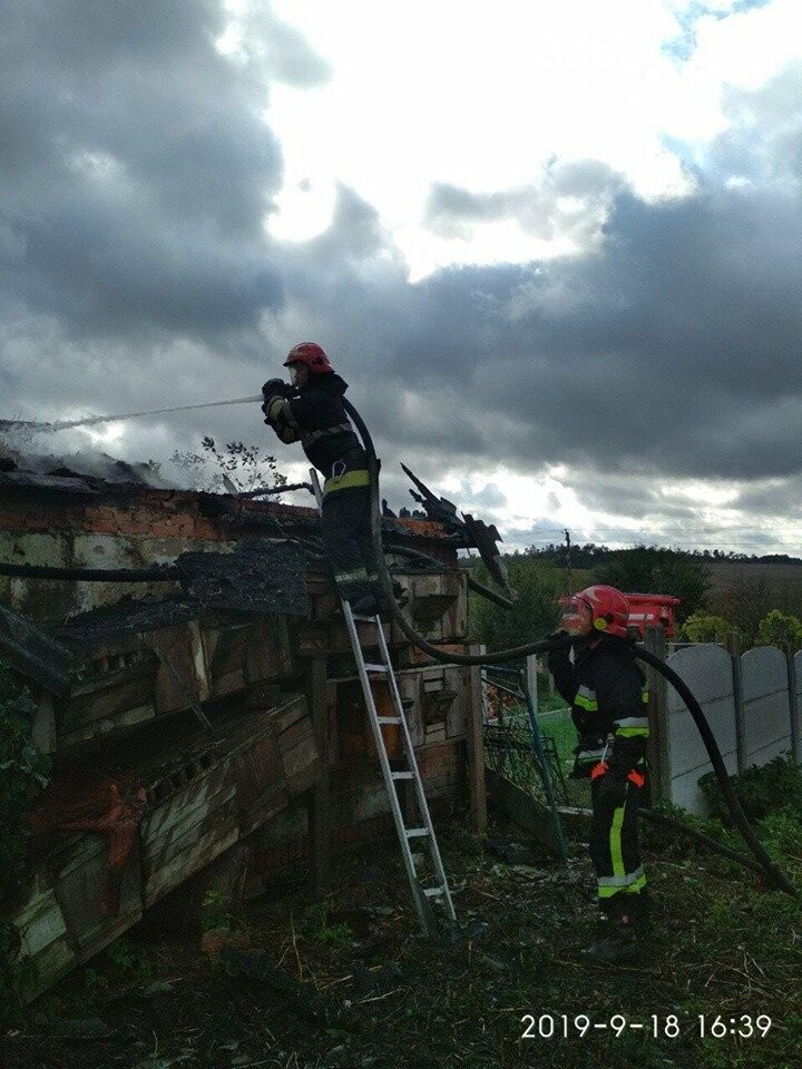 На Рівненщині через пожежу мало не згорів сусідський будино..., фото-2 На Рівненщині через пожежу мало не згорів сусідський будинок (ФОТО), фото-2