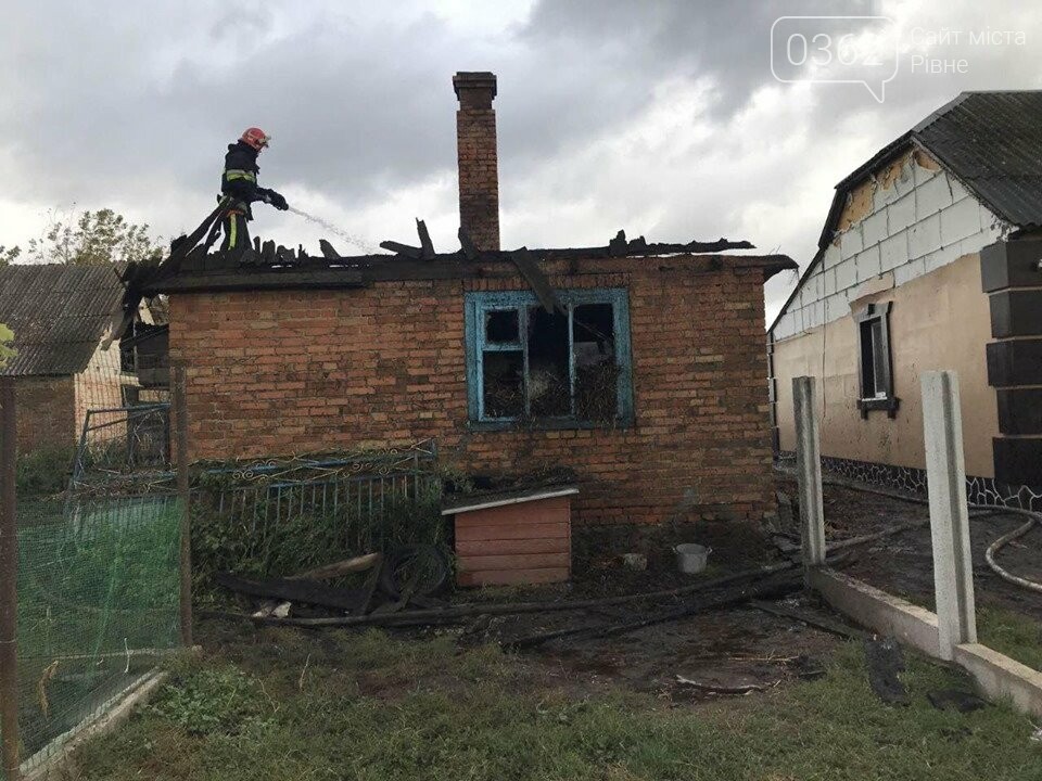 На Рівненщині через пожежу мало не згорів сусідський будино..., фото-1 На Рівненщині через пожежу мало не згорів сусідський будинок (ФОТО), фото-1