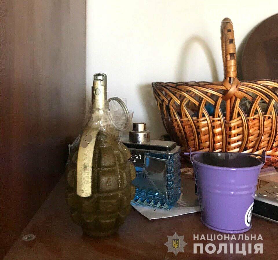 У Рівному затримали чоловіка через вибухівку, наркотики та..., фото-1 У Рівному затримали чоловіка через вибухівку, наркотики та бурштин (ФОТО), фото-1