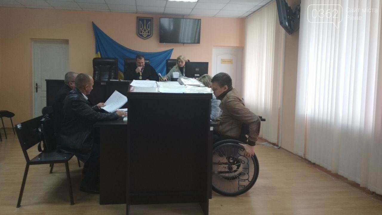Суд зобов'язав здолбунівського вчителя, який тягнув учня за..., фото-2 Суд зобов'язав здолбунівського вчителя, який тягнув учня за вухо до дошки, ходити на засідання (ФОТО) , фото-2