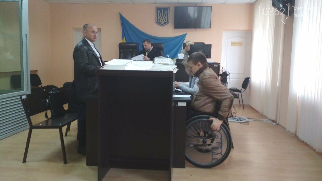Суд зобов'язав здолбунівського вчителя, який тягнув учня за..., фото-3 Суд зобов'язав здолбунівського вчителя, який тягнув учня за вухо до дошки, ходити на засідання (ФОТО) , фото-3