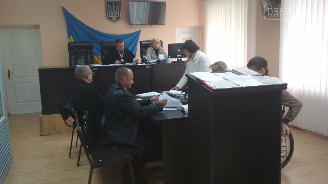Суд зобов'язав здолбунівського вчителя, який тягнув учня за..., фото-4 Суд зобов'язав здолбунівського вчителя, який тягнув учня за вухо до дошки, ходити на засідання (ФОТО) , фото-4