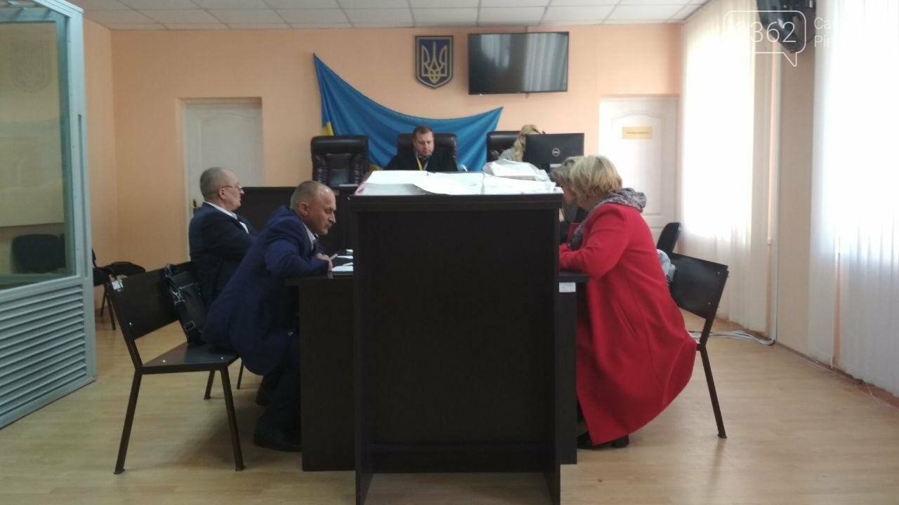 Суд зобов'язав здолбунівського вчителя, який тягнув учня за..., фото-5 Суд зобов'язав здолбунівського вчителя, який тягнув учня за вухо до дошки, ходити на засідання (ФОТО) , фото-5