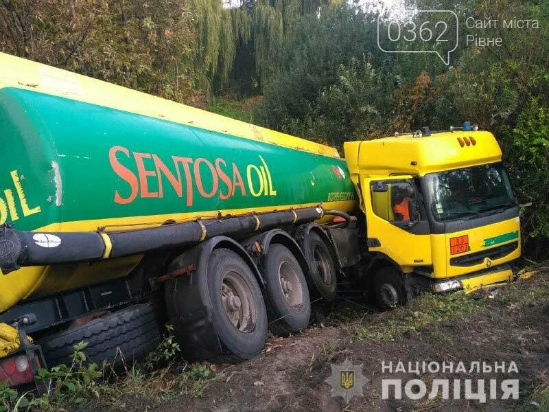 Поблизу Дубна бензовоз влетів у кювет (ФОТО), фото-2 Поблизу Дубна бензовоз влетів у кювет (ФОТО), фото-2
