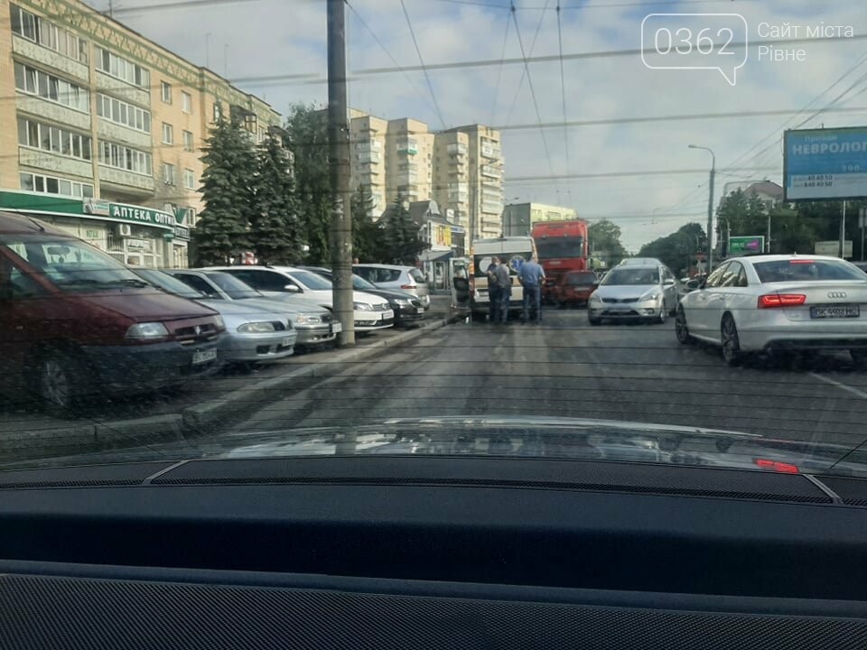 На перехресті вулиць Грушевського-Відінської сталася ДТП: зіткнулися легковик та вантажівка (ФОТО), фото-1