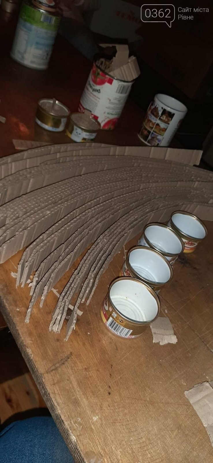 Багатодітна сім’я з Рівненщини під час планових вимкнень виготовляє окопні свічки для ЗСУ