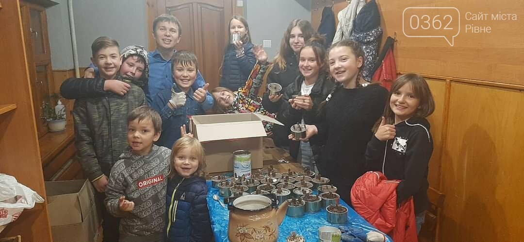 Багатодітна сім’я з Рівненщини під час планових вимкнень виготовляє окопні свічки для ЗСУ